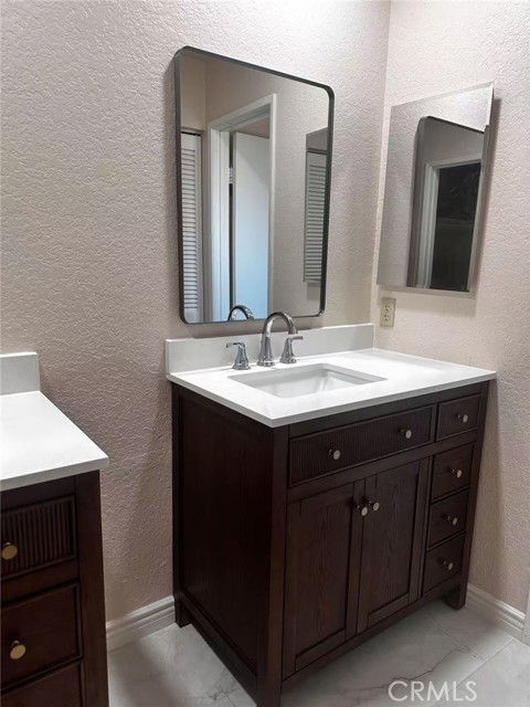 26002 Dundee Drive, Lake Forest CA: https://media.crmls.org/medias/e79579d4-ba00-49f6-aed3-130fe1c7091f.jpg