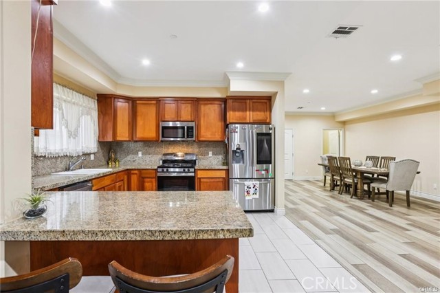 Detail Gallery Image 4 of 34 For 204 E 121st, Los Angeles,  CA 90061 - 5 Beds | 4 Baths