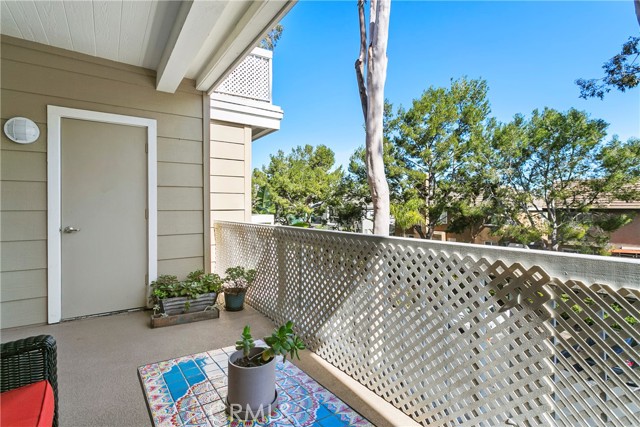 20191 Cape Coral Lane, Huntington Beach CA: https://media.crmls.org/medias/e798993b-c6ce-4b32-a476-5a07bcd12c34.jpg