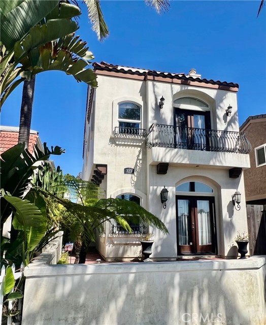 323 13th Street, Huntington Beach CA: https://media.crmls.org/medias/e798a6cf-82ef-4ceb-b43c-3db3cc71493e.jpg