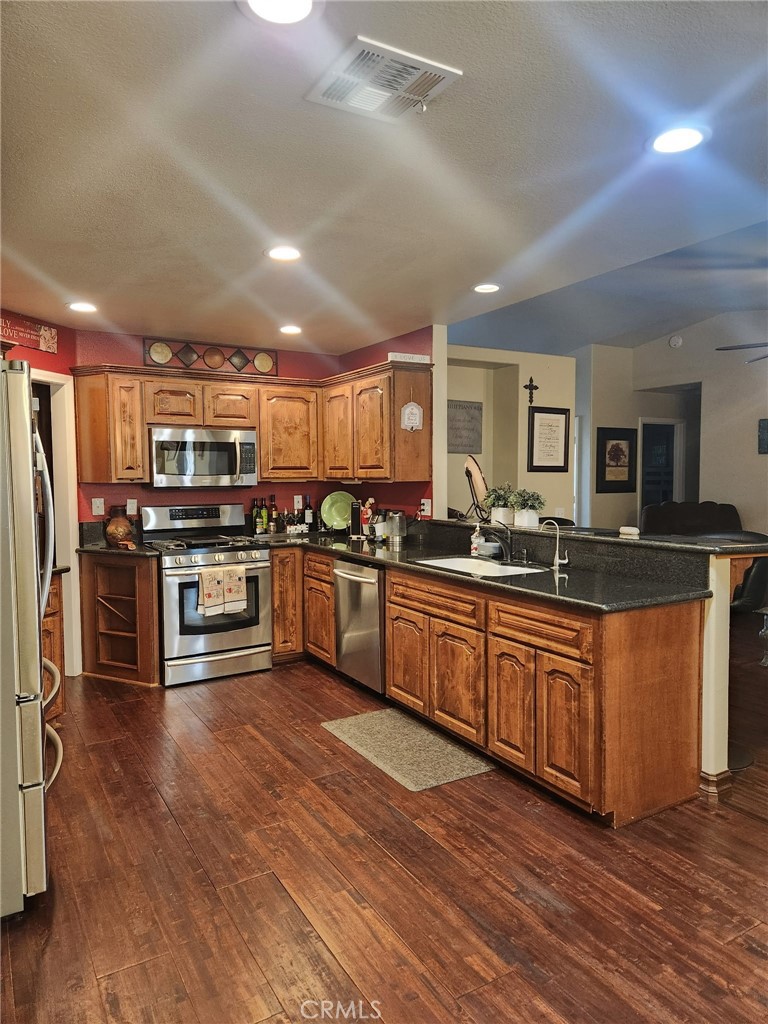 https://media.crmls.org/medias/e79f4474-f001-4ebe-9c08-d526701beee5.jpg?preset=X-Large