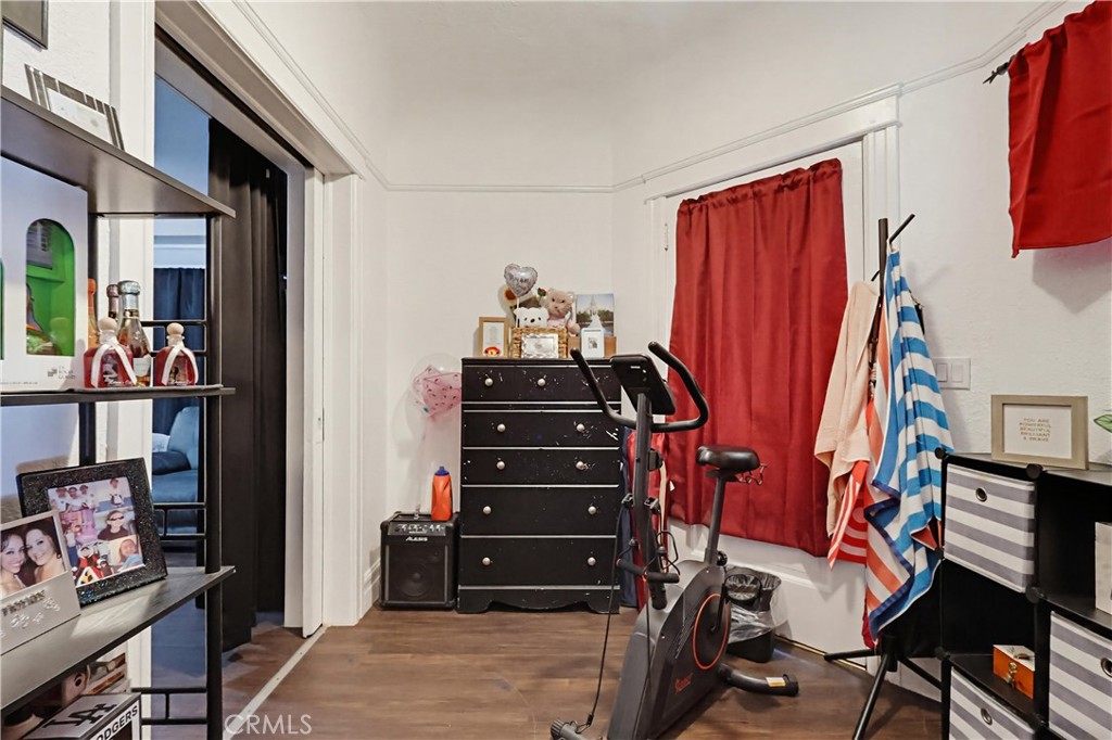 https://media.crmls.org/medias/e7a0b5db-b2d3-46d0-aed0-e55887e247de.jpg?preset=X-Large