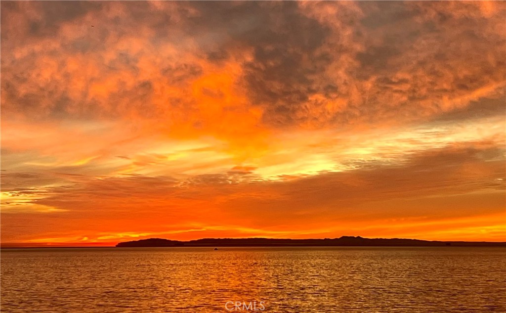 https://media.crmls.org/medias/e7a12012-2cdc-4fb8-9c40-cd2defbe56bf.jpg?preset=X-Large
