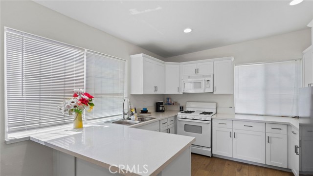 8035 Santa Rita Street, Corona CA: https://media.crmls.org/medias/e7a157eb-0891-4d41-9d70-124eb93df8eb.jpg