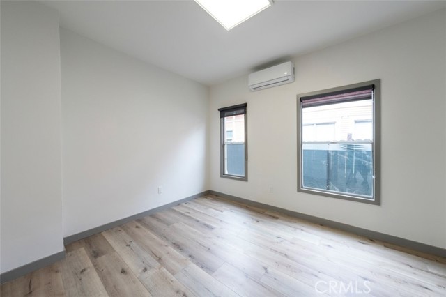 532 W 5th Street, Long Beach CA: https://media.crmls.org/medias/e7a163b0-936a-4f2f-b183-85345783d04c.jpg