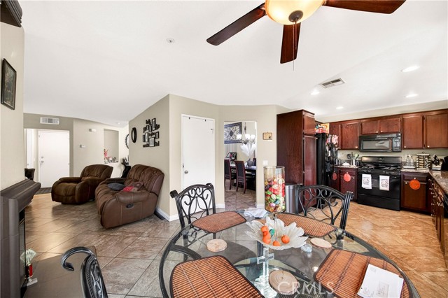 Detail Gallery Image 4 of 11 For 15541 Saldana Ct, Fontana,  CA 92337 - 3 Beds | 2/1 Baths
