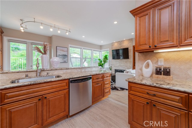 56 Egret Lane, Aliso Viejo CA: https://media.crmls.org/medias/e7a2bd51-931a-46f1-8d43-c7b20ff6399e.jpg
