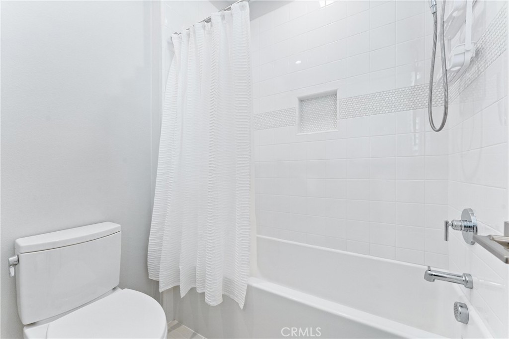 https://media.crmls.org/medias/e7a3781e-880f-4e4a-9e27-3857731a0d3a.jpg?preset=X-Large