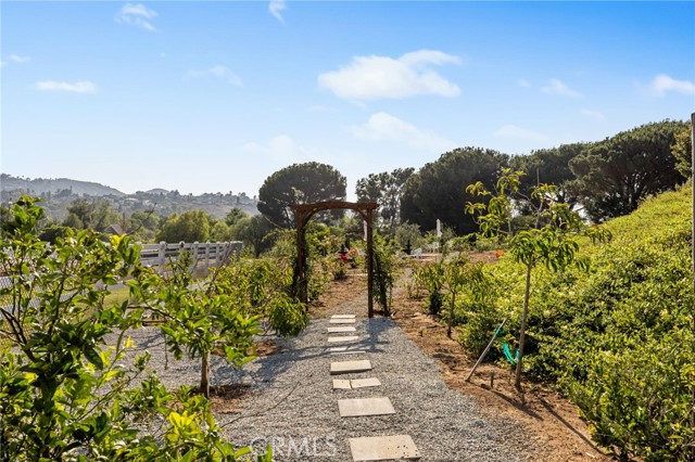 4 Golden Meadow Lane, Fallbrook CA: https://media.crmls.org/medias/e7a40495-69fe-4854-9800-4cd1ec61d1db.jpg