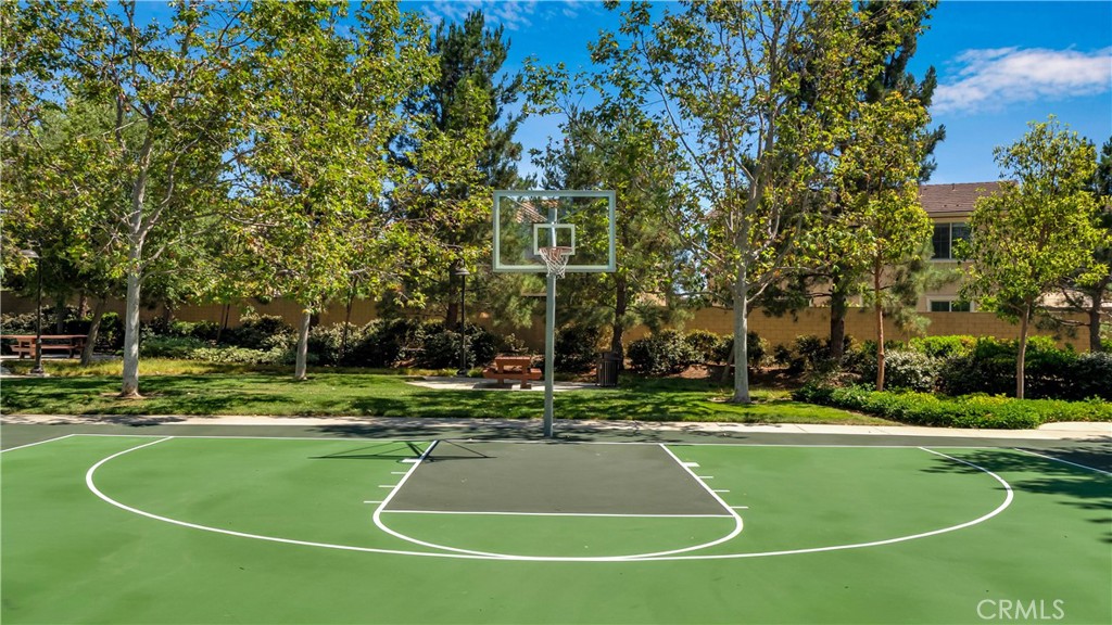 https://media.crmls.org/medias/e7a56f81-3f94-41d5-b44c-e461d46f78bf.jpg?preset=X-Large