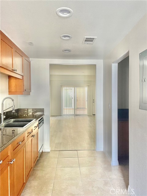 Detail Gallery Image 9 of 21 For 17168 Newhope #222,  Fountain Valley,  CA 92708 - 2 Beds | 2 Baths