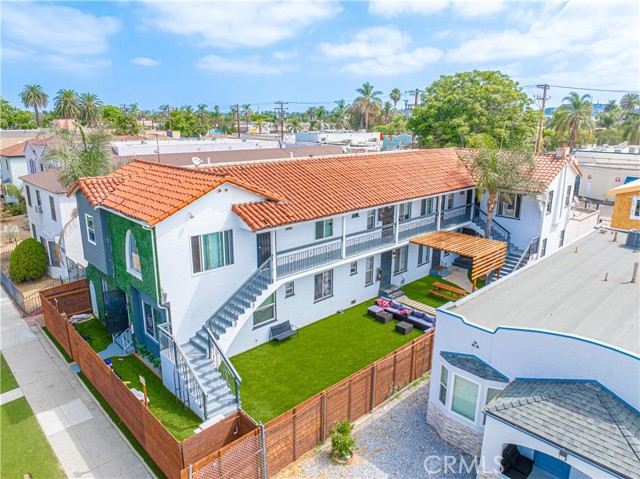 1924 Cedar Avenue, Long Beach CA: https://media.crmls.org/medias/e7aa03d3-fd10-4d9d-a378-4ab1b2821eed.jpg