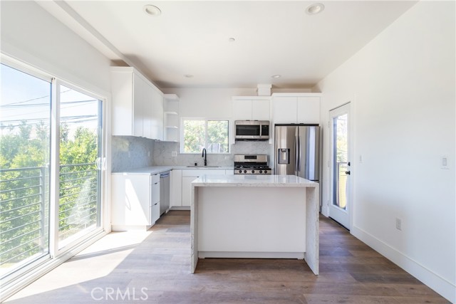 4507 W 18th St Drive, Los Angeles CA: https://media.crmls.org/medias/e7abae36-11c9-4ec5-8c13-481308dadbfc.jpg