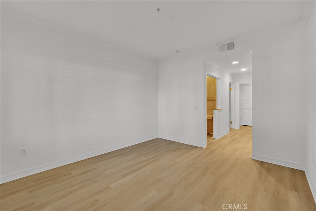 https://media.crmls.org/medias/e7b014a5-d529-41f0-a77a-357e38f6ebcd.jpg?preset=X-Large