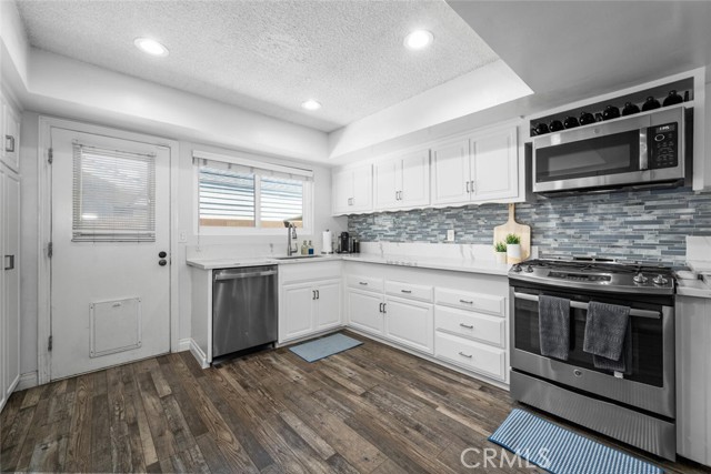 3272 Woodstock Road, Los Alamitos CA: https://media.crmls.org/medias/e7b18e9f-71ab-46cf-9bf6-fa4c9c985524.jpg