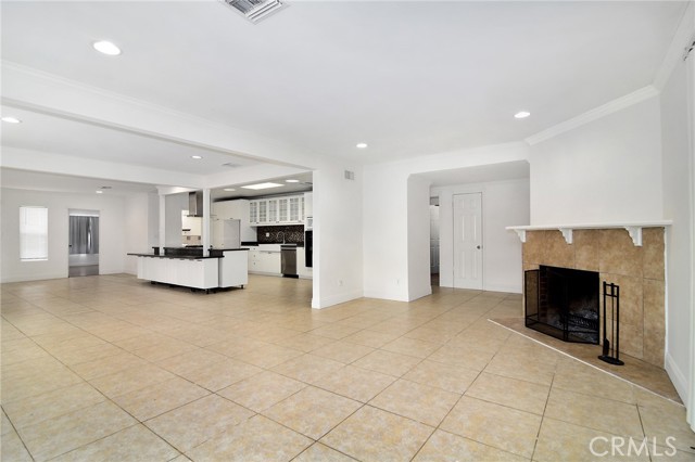 Detail Gallery Image 3 of 27 For 19324 Victory Bld, Reseda,  CA 91335 - 4 Beds | 3 Baths