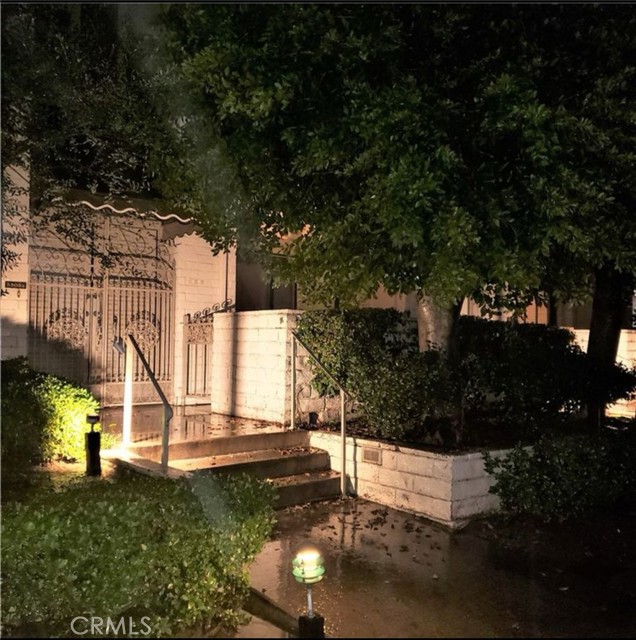 5305 White Oak Avenue, Encino CA: https://media.crmls.org/medias/e7b43fa2-d3cc-4885-b071-51ce2c1687c4.jpg