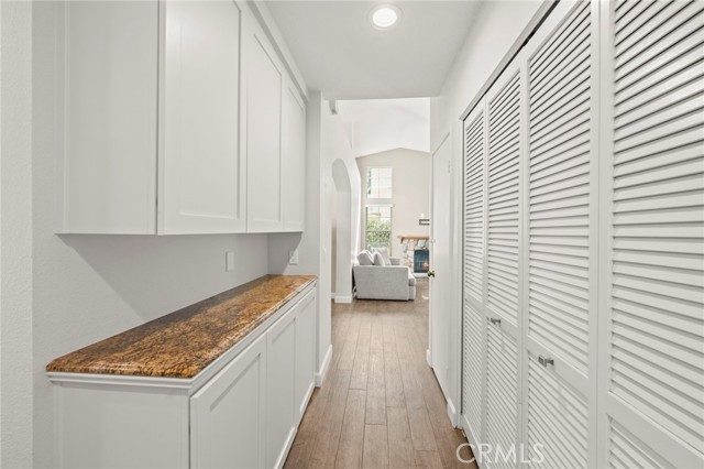27054 Riversbridge Way, Valencia CA: https://media.crmls.org/medias/e7b473cd-8151-46fc-a696-a73153aa6f9c.jpg
