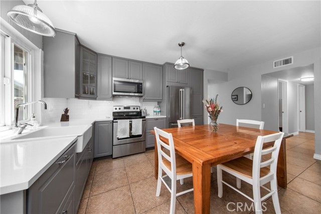 2060 Belgrave Court, Simi Valley CA: https://media.crmls.org/medias/e7b49df8-77cb-41ea-89df-f238e95b1ee1.jpg