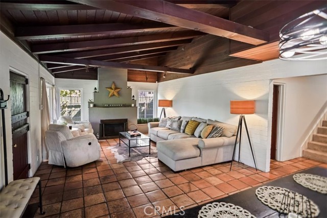 525 Bob Hope Drive, Burbank CA: https://media.crmls.org/medias/e7b4edfa-e7dc-4a09-ac07-d5fe73cfd305.jpg