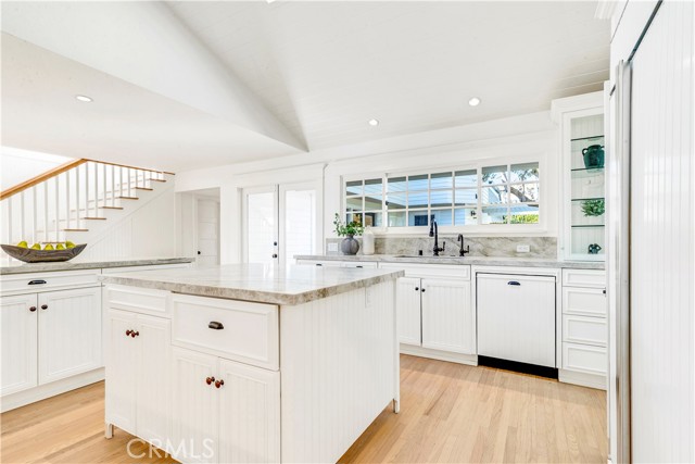 432 Holly Street, Laguna Beach CA: https://media.crmls.org/medias/e7b593df-7a05-4108-a335-2108cf2d15fc.jpg