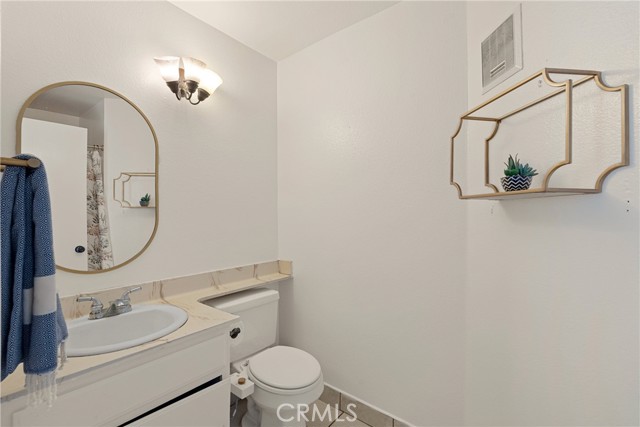 645 Pacific Avenue, Long Beach CA: https://media.crmls.org/medias/e7b5a940-b99a-4fde-82ec-00a8f99285d0.jpg