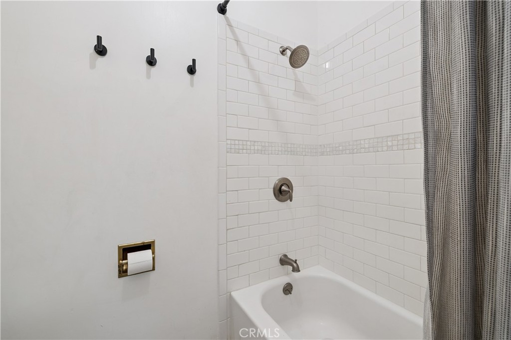 https://media.crmls.org/medias/e7b5e41b-cfa6-4b4d-a74f-01566fe2bdfb.jpg?preset=X-Large