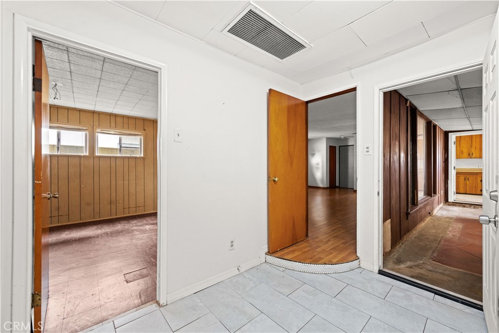 https://media.crmls.org/medias/e7b6d657-579d-4842-a1fb-09d7e458b967.jpg?preset=X-Large