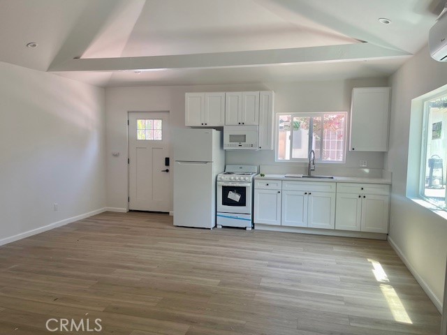 Detail Gallery Image 6 of 10 For 4919 Enfield Ave, Encino,  CA 91316 - 0 Beds | 1 Baths