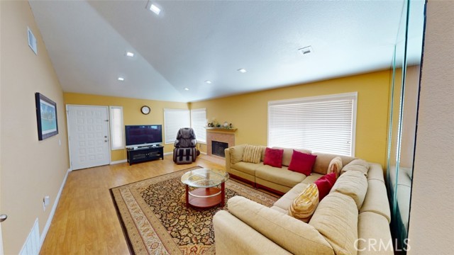 Detail Gallery Image 3 of 20 For 2901 Wimbledon Dr, Corona,  CA 92879 - 3 Beds | 2 Baths
