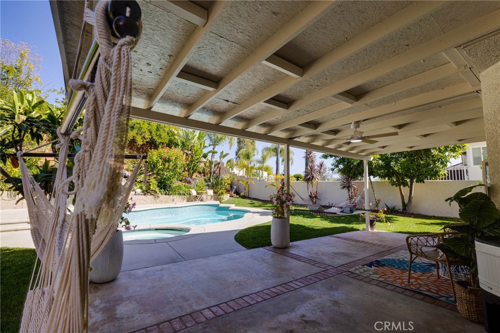 https://media.crmls.org/medias/e7baa69c-0de7-4795-9732-1d833a1b2a32.jpg?preset=X-Large