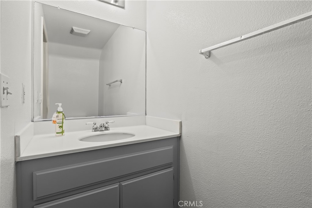 https://media.crmls.org/medias/e7c270c6-b504-483b-bbbc-0e7d015c4bf3.jpg?preset=X-Large