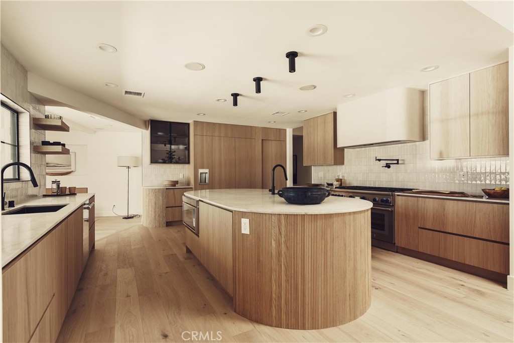 https://media.crmls.org/medias/e7c282f5-ac83-486f-a4d6-6287dc1bcde1.jpg?preset=X-Large