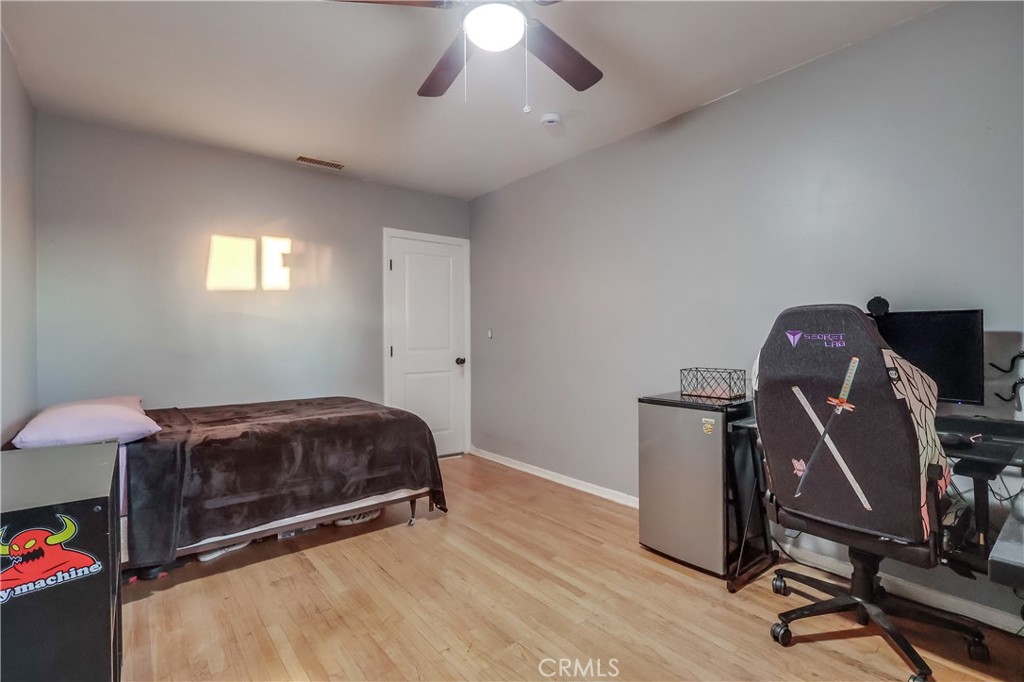 https://media.crmls.org/medias/e7c289ba-c92d-40d3-b31c-70de3b4ca925.jpg?preset=X-Large