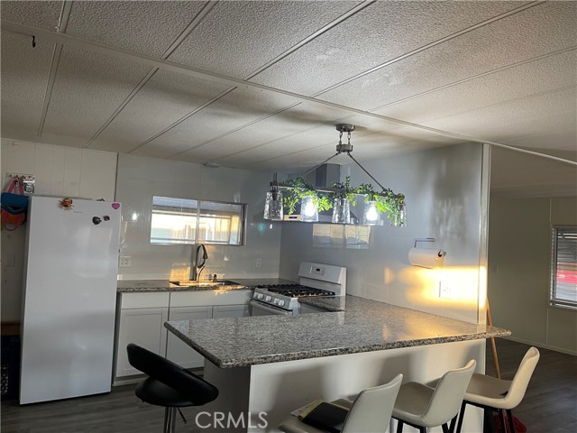 2205 W Acacia Ave, Hemet CA: https://media.crmls.org/medias/e7c38d0e-b1ef-4942-985d-0b18e62e5e10.jpg