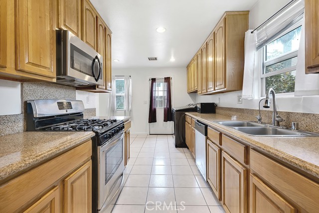 Detail Gallery Image 14 of 35 For 14962 Genoa, Sylmar,  CA 91342 - 4 Beds | 2 Baths