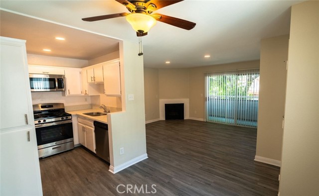 Detail Gallery Image 2 of 11 For 4406 Cahuenga Bld 209a,  Toluca Lake,  CA 91602 - 3 Beds | 2 Baths