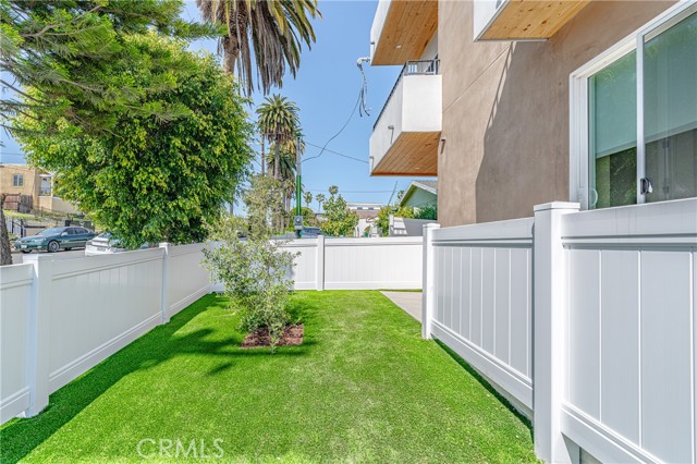 Detail Gallery Image 6 of 41 For 614 1/2 N Rampart Bld #1/2,  Silver Lake Los Angeles,  CA 90026 - 4 Beds | 4 Baths