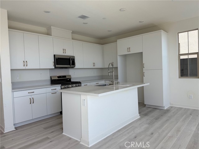 15893 Blue Copper Way, Fontana CA: https://media.crmls.org/medias/e7cb4ad9-71be-47e5-aeae-b997338870c6.jpg