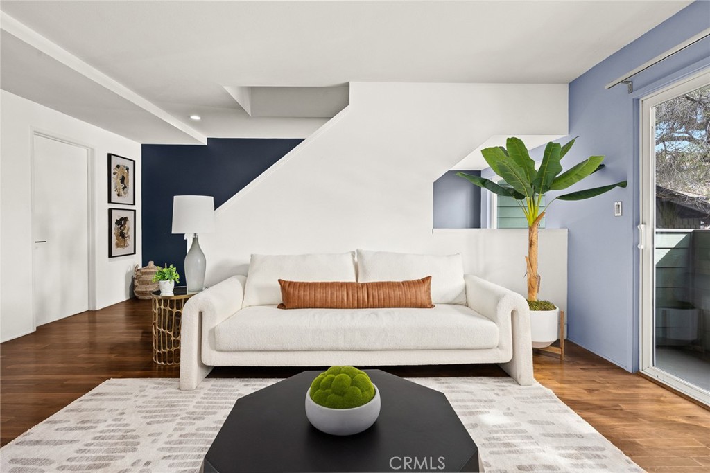 https://media.crmls.org/medias/e7cbce29-ff56-43a8-a1bc-03089741ac19.jpg?preset=X-Large