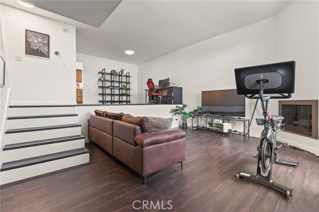 Detail Gallery Image 4 of 38 For 13243 Vanowen #2,  North Hollywood,  CA 91605 - 2 Beds | 3 Baths