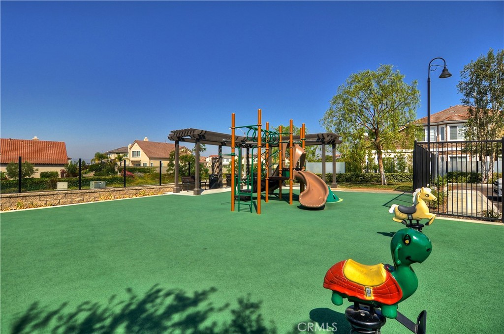 https://media.crmls.org/medias/e7cce6b4-f82d-4945-8218-17430e472e4b.jpg?preset=X-Large