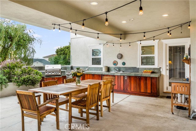 Built-in BBQ, burners, warming oven and sink. Let the party begin!