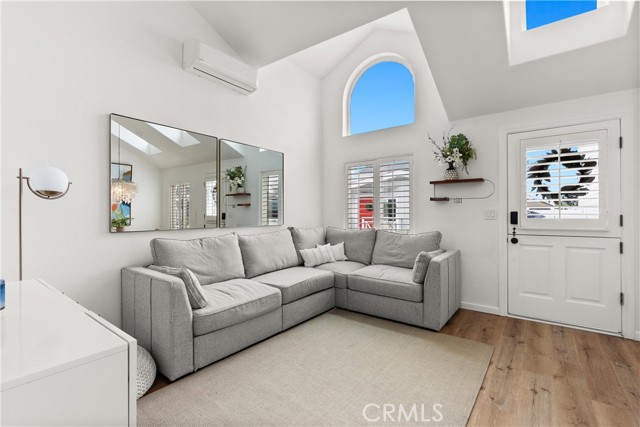 Detail Gallery Image 4 of 34 For 11 Bolivar St, Newport Beach,  CA 92663 - 2 Beds | 2 Baths
