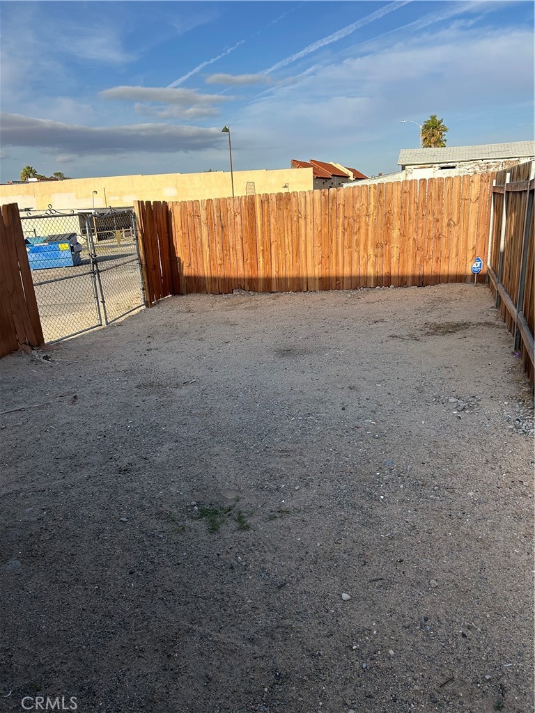 https://media.crmls.org/medias/e7d0db55-650f-462b-af08-1a3df18d2515.jpg?preset=X-Large