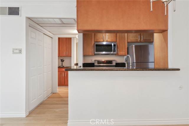 5257 Radford Avenue, Valley Village CA: https://media.crmls.org/medias/e7d19818-7041-4379-b3a6-4d7c3f02f23b.jpg