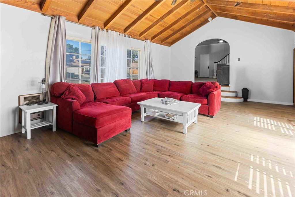 https://media.crmls.org/medias/e7d26766-ec57-4caf-869d-6b1098cb41a6.jpg?preset=X-Large
