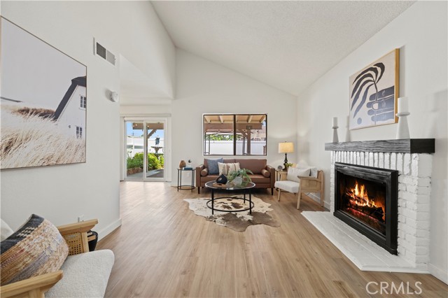 25273 Avenida Dorena, Newhall CA: https://media.crmls.org/medias/e7d2fa54-2db9-4fc5-b077-10fe5ad0dfca.jpg