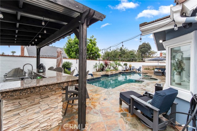 Detail Gallery Image 14 of 61 For 5522 Mossvale Cir, Huntington Beach,  CA 92649 - 4 Beds | 3 Baths