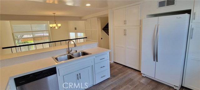 4251 W Sarah Street, Burbank CA: https://media.crmls.org/medias/e7d80de2-890c-4fa3-a63d-a0dc89ebfbe9.jpg